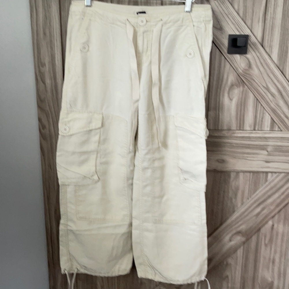 Gap small cream color Capri perfect for summer